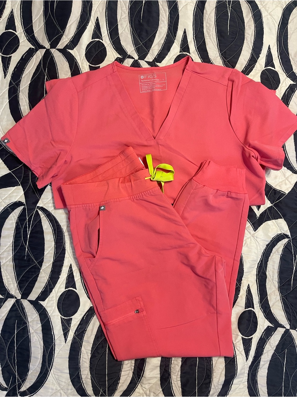 FIGS Women’s Hot Coral Set – Casma Top & Zamora Joggers Size Large